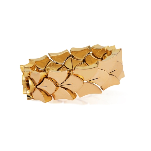 36 - A GOLD RETRO BRACELET, ITALIAN, CIRCA 1945  The highly articulated bracelet with fancy polished gold... 