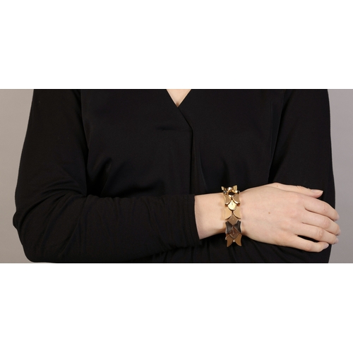 36 - A GOLD RETRO BRACELET, ITALIAN, CIRCA 1945  The highly articulated bracelet with fancy polished gold... 