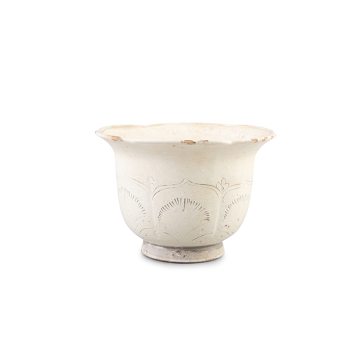 10 - A WHITE GLAZED LOBED SGRAFFIATO JARDINIÈRE  元 白釉刻花花盆  China, Yuan dynasty  H.13.7cm