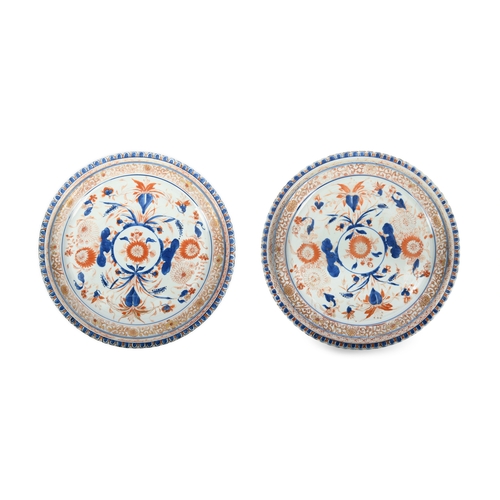 125A - A PAIR OF CHINESE IMARI PATTERN ‘CHRYSANTHEMUM’ DISHES  中國 18世紀 仿伊万里花卉紋瓷盤一對  China, 18th Century  ea... 