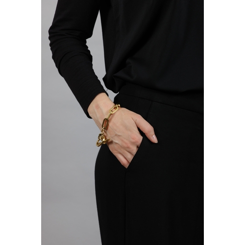 107 - A GOLD BRACELET  Composed of interlocking links with T-bar terminal, in 18K gold, length 22cm, total... 