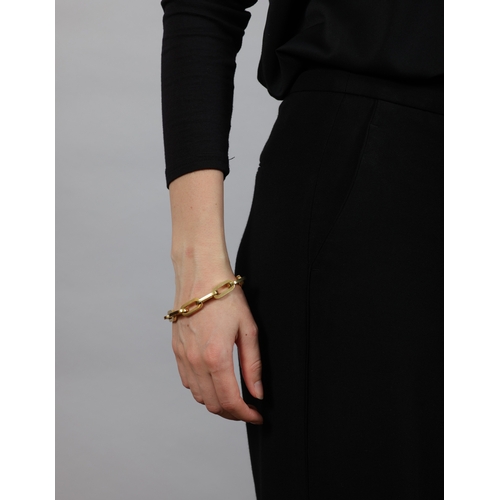 107 - A GOLD BRACELET  Composed of interlocking links with T-bar terminal, in 18K gold, length 22cm, total... 