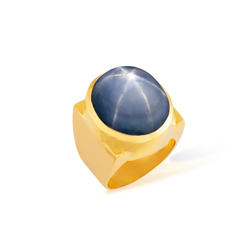 134 - A STAR SAPPHIRE AND GOLD RING  Set with an oval-shaped cabochon star sapphire weighing approximately... 