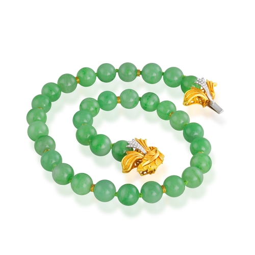 136 - A JADEITE JADE BEAD NECKLACE WITH GOLD AND DIAMOND CLASP  The single-row of jadeite jade beads measu... 