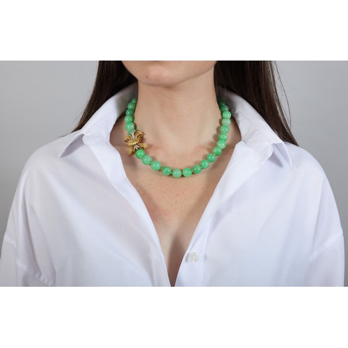 136 - A JADEITE JADE BEAD NECKLACE WITH GOLD AND DIAMOND CLASP  The single-row of jadeite jade beads measu... 