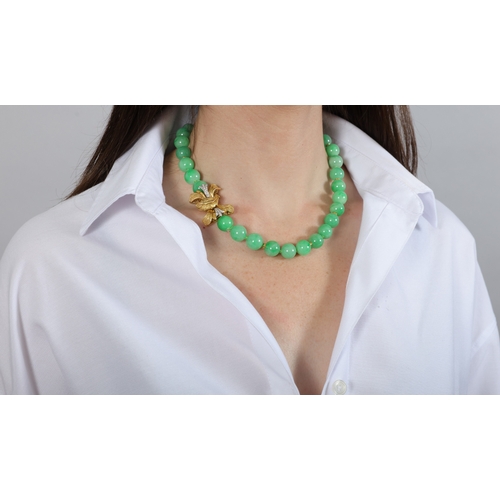 136 - A JADEITE JADE BEAD NECKLACE WITH GOLD AND DIAMOND CLASP  The single-row of jadeite jade beads measu... 