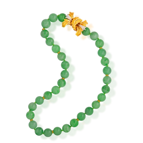 136 - A JADEITE JADE BEAD NECKLACE WITH GOLD AND DIAMOND CLASP  The single-row of jadeite jade beads measu... 