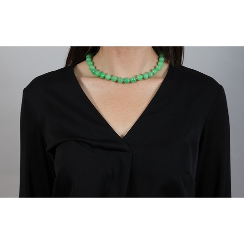 136 - A JADEITE JADE BEAD NECKLACE WITH GOLD AND DIAMOND CLASP  The single-row of jadeite jade beads measu... 