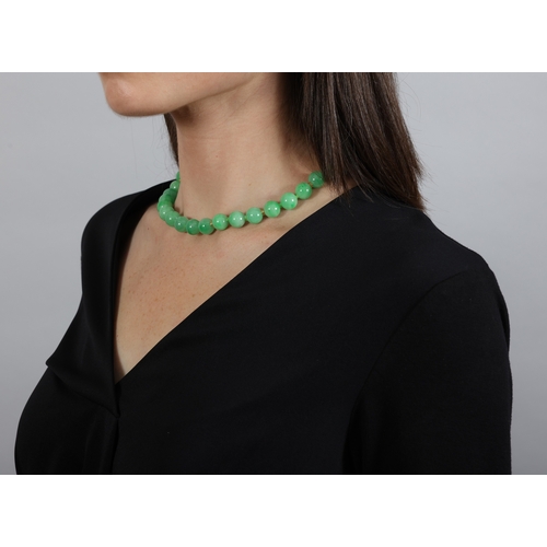 136 - A JADEITE JADE BEAD NECKLACE WITH GOLD AND DIAMOND CLASP  The single-row of jadeite jade beads measu... 