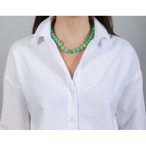 136 - A JADEITE JADE BEAD NECKLACE WITH GOLD AND DIAMOND CLASP  The single-row of jadeite jade beads measu... 