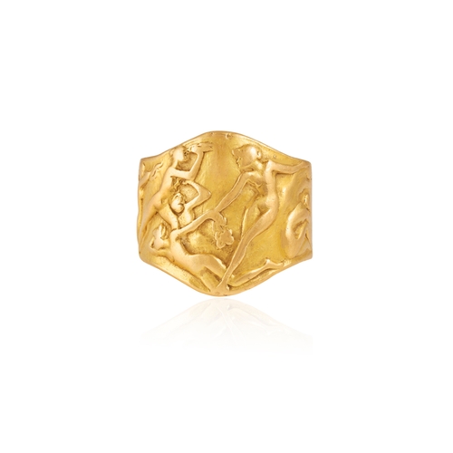 30 - LALIQUE: AN ART NOUVEAU GOLD RING, CIRCA 1900  Designed as a tapered wide band etched with a series ... 