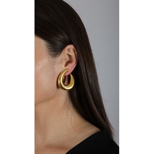 73 - ZOLOTAS: A PAIR OF GOLD 'CLASSICS' EARCLIPS  Each of bombé design with finely hammered surface, in 2... 