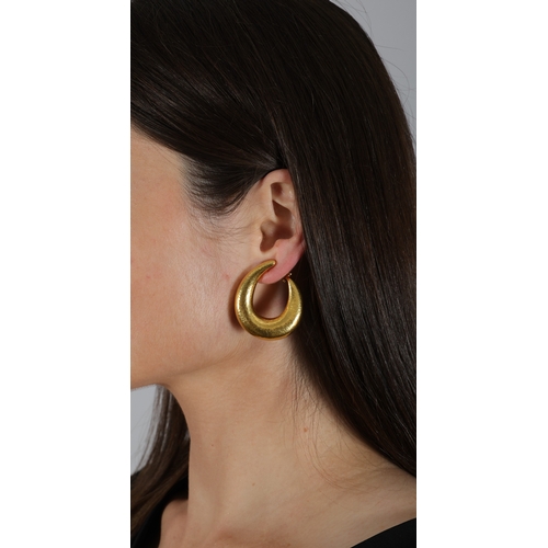 73 - ZOLOTAS: A PAIR OF GOLD 'CLASSICS' EARCLIPS  Each of bombé design with finely hammered surface, in 2... 