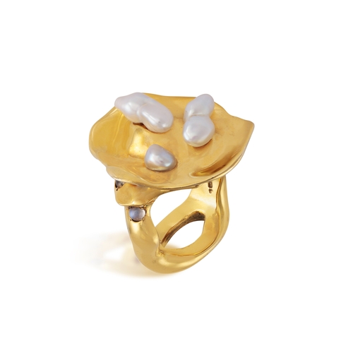 64 - ORNA: A 9K GOLD, FRESHWATER CULTURE PEARL AND MOONSTONE RING  Of polished abstract design, the front... 