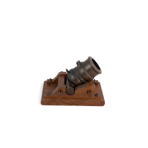 346 - AN 18TH CENTURY BRONZE MINIATURE MORTAR CANNON ON OAK CARRIAGE,   inscribed 'VINGNES DIT TOULOUZAIN'... 