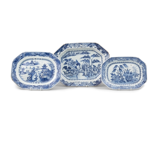 553 - THREE BLUE AND WHITE RECTANGULAR PLATES WITH LANDSCAPE AND GARDEN DECORATION China, Company des Inde... 