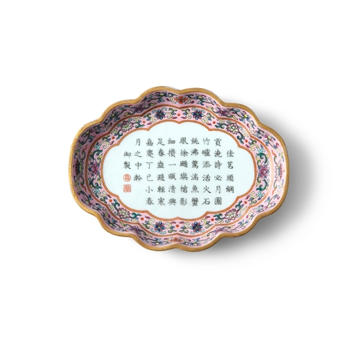 285 - A RARE INSCRIBED PINK GROUND FAMILLE ROSE TEA-TRAY

民国 嘉庆款粉彩诗文海棠盘

China, Jiaqing mark and Republic ... 