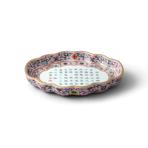 285 - A RARE INSCRIBED PINK GROUND FAMILLE ROSE TEA-TRAY

民国 嘉庆款粉彩诗文海棠盘

China, Jiaqing mark and Republic ... 