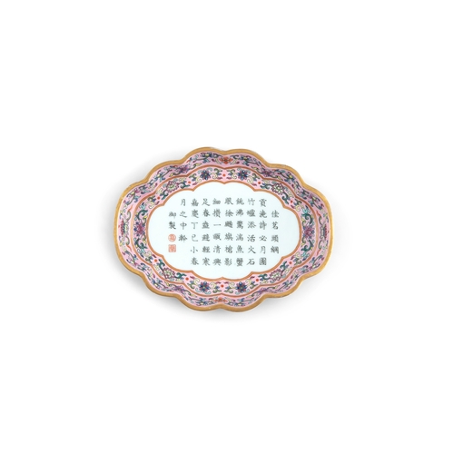 285 - A RARE INSCRIBED PINK GROUND FAMILLE ROSE TEA-TRAY

民国 嘉庆款粉彩诗文海棠盘

China, Jiaqing mark and Republic ... 