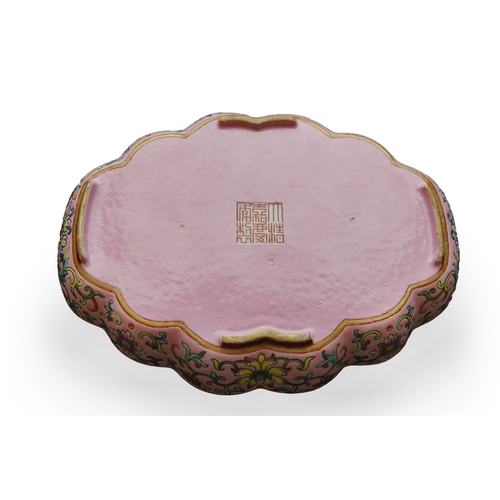 285 - A RARE INSCRIBED PINK GROUND FAMILLE ROSE TEA-TRAY

民国 嘉庆款粉彩诗文海棠盘

China, Jiaqing mark and Republic ... 