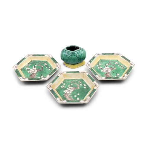 300 - A SET OF THREE SMALL HEXAGONAL FAMILLE VERTE BISCUIT SERVING DISHES AND A DRUM SHAPED WATER POT (4) ... 