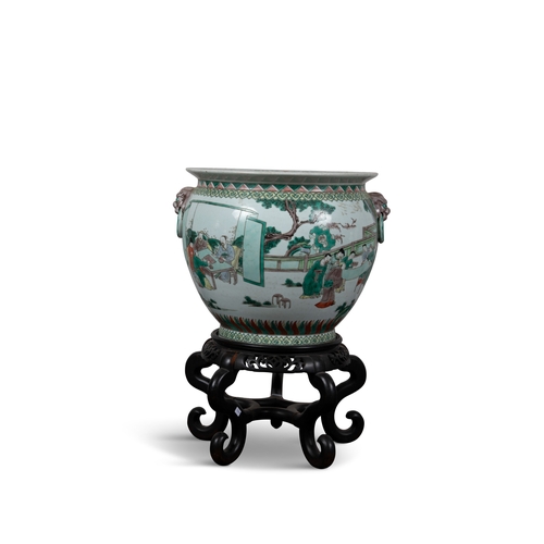 304 - A FAMILLE VERTE STYLE 'FOURS ARTS' FISHBOWL ON WOOD STAND  20世纪初 五彩风格 四艺卷缸   China or Europe, early ... 