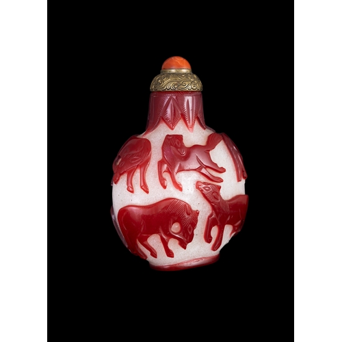 319 - A LARGE OVERLAY GLASS 'EIGHT HORSES' SNUFF BOTTLE   晚清 红料’八骏图‘大鼻烟壶   China, late Qing dynasty   H. 1... 