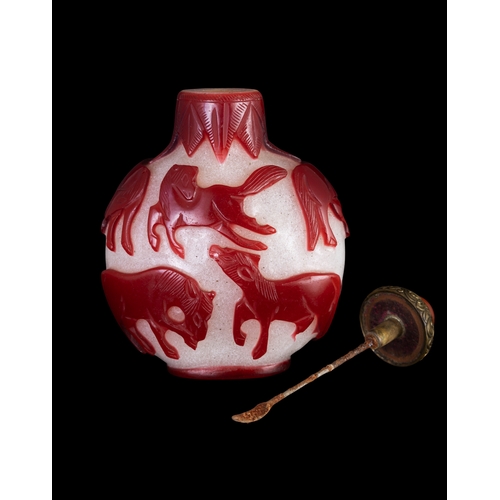 319 - A LARGE OVERLAY GLASS 'EIGHT HORSES' SNUFF BOTTLE   晚清 红料’八骏图‘大鼻烟壶   China, late Qing dynasty   H. 1... 