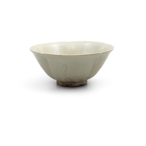 328 - A YAOZHOU FLOWER SHAPE BOWL   五代 耀州窑花形碗   China, Five dynasties period (1279-1368)   D.16.1cm