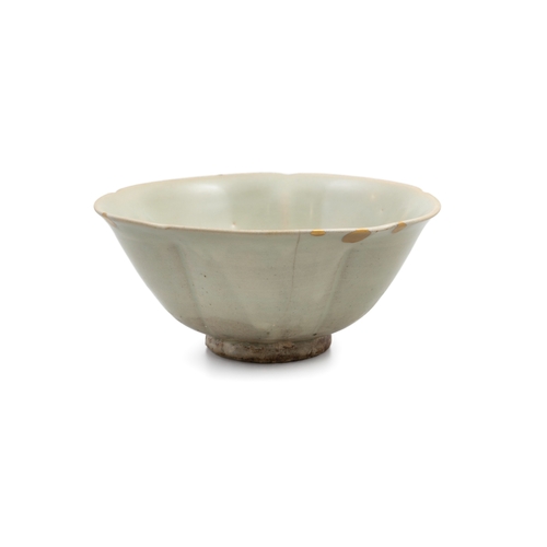 328 - A YAOZHOU FLOWER SHAPE BOWL   五代 耀州窑花形碗   China, Five dynasties period (1279-1368)   D.16.1cm