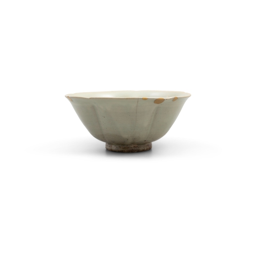 328 - A YAOZHOU FLOWER SHAPE BOWL   五代 耀州窑花形碗   China, Five dynasties period (1279-1368)   D.16.1cm