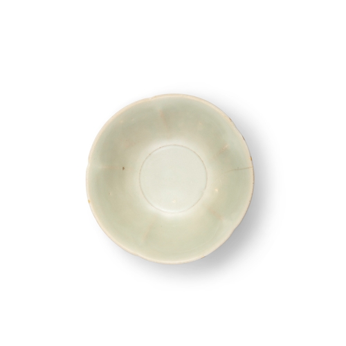 328 - A YAOZHOU FLOWER SHAPE BOWL   五代 耀州窑花形碗   China, Five dynasties period (1279-1368)   D.16.1cm