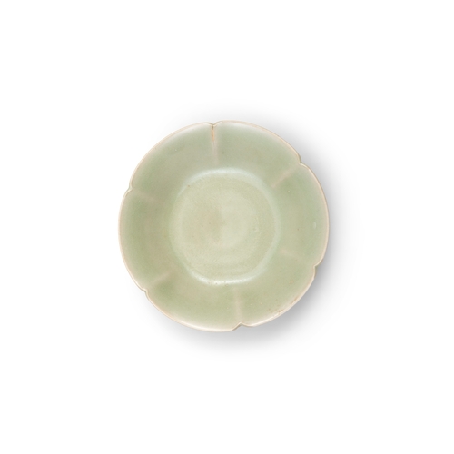 329 - A YAOZHOU FLOWER SHAPE SMALL BOWL   金代 耀州窑花形盌   China, Jin dynasty (1115-1234)   D.12.8cm