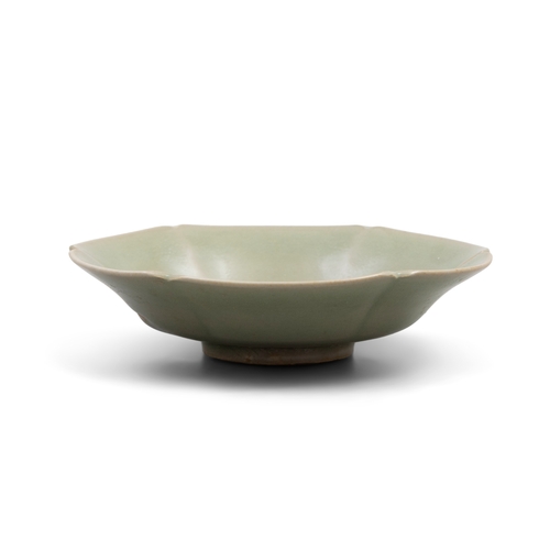 329 - A YAOZHOU FLOWER SHAPE SMALL BOWL   金代 耀州窑花形盌   China, Jin dynasty (1115-1234)   D.12.8cm