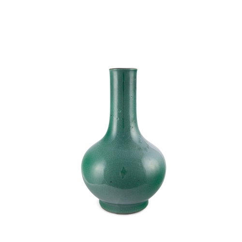 344 - A GREEN GLAZED CRACKLES VASE   China, 19th century   H. 21.8cm