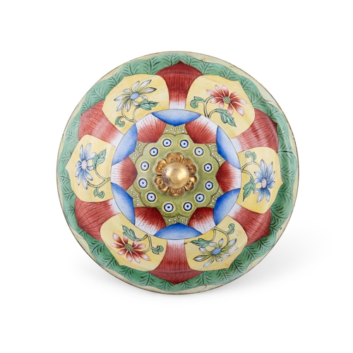 372 - A YELLOW-GROUND PAINTED ENAMEL ‘LOTUS’ BOWL AND COVER, MARKED ‘QIANLONG’  清代 19世纪 ‘乾隆款’铜胎画珐琅莲纹盖碗  Ch... 