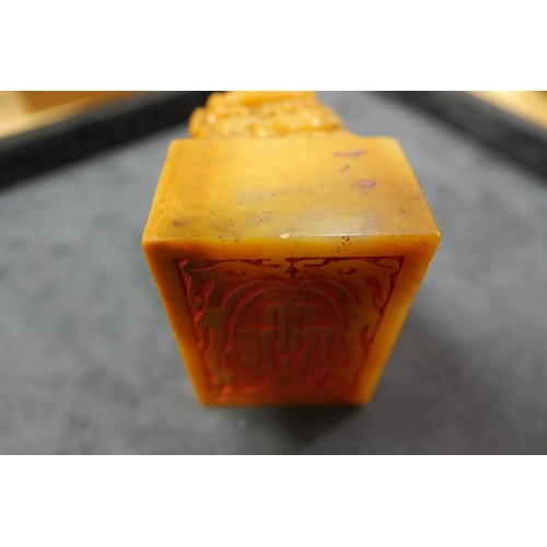 386 - AN INSCRIBED AND DATED 'XIN TIAN ZHU REN' SOAPSTONE SEAL,   清代 双龙教子钮 ‘信天主人’寿山石印章  of rectangular for... 