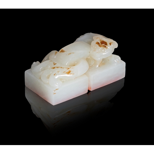 389 - A FINE WHITE JADE CHILONG DOUBLE SEAL  清代 ‘同治’、‘敬绘’ 白玉透雕螭龙钮双联印  China,Qing dynasty  Surmounted by an... 