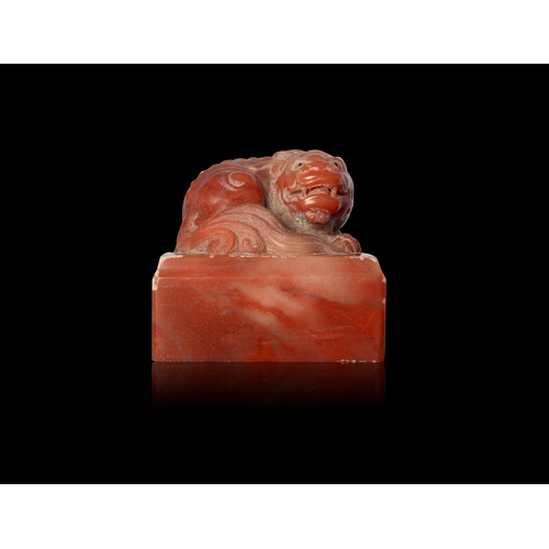 394 - A RES SOAPSTONE LION SQUARE SEAL, inscribed “ Su Xing Ye Mei” (Rising early and retiring late) 民国 红寿... 