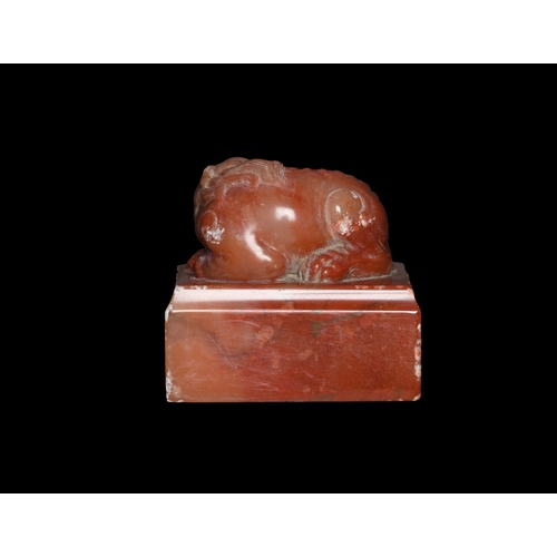 394 - A RES SOAPSTONE LION SQUARE SEAL, inscribed “ Su Xing Ye Mei” (Rising early and retiring late) 民国 红寿... 