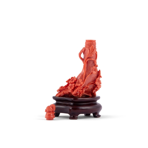 457 - *A CARVED RED CORAL VASE SHAPED SNUFF BOTTLE ON A WOODEN STAND  China, 20th century  H. 10cm  Weight... 