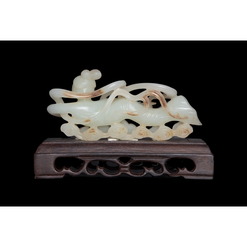 461 - A WHITE JADE ASPARA FIGURE WITH WOOD STAND  20世纪 白玉透雕飞天   Mid-late 20th century  L. 14cm