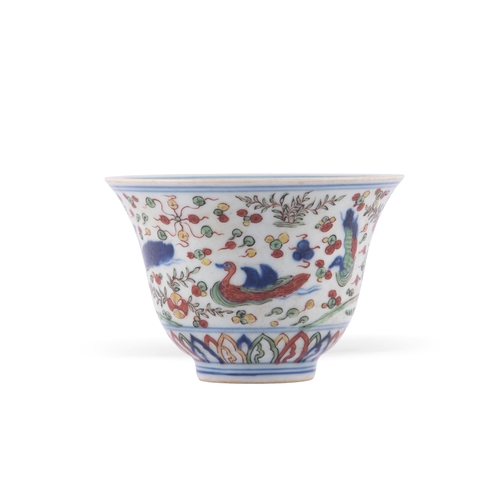 363 - A RARE WUCAI ENAMELLED ‘DUCKS' CUP, WANLI MARK  20世纪 万历款 五彩鸭戏图撇口碗   China, 20th century   H.8.9cm