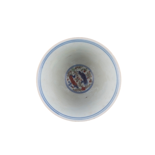 363 - A RARE WUCAI ENAMELLED ‘DUCKS' CUP, WANLI MARK  20世纪 万历款 五彩鸭戏图撇口碗   China, 20th century   H.8.9cm