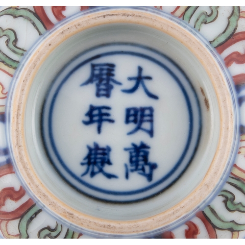 363 - A RARE WUCAI ENAMELLED ‘DUCKS' CUP, WANLI MARK  20世纪 万历款 五彩鸭戏图撇口碗   China, 20th century   H.8.9cm