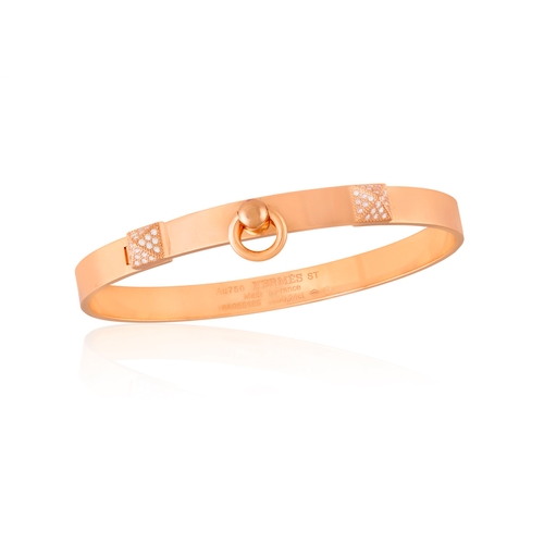 125 - HERMÈS: A DIAMOND 'COLLIER DE CHIEN' BANGLE, 2022
The oval hinged bangle highlighted with two pyrami... 