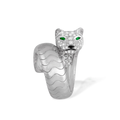 169 - CARTIER: A DIAMOND AND EMERALD 'PANTHÈRE' DRESS RING, FRENCH

The sprung ring designed as a panther,... 