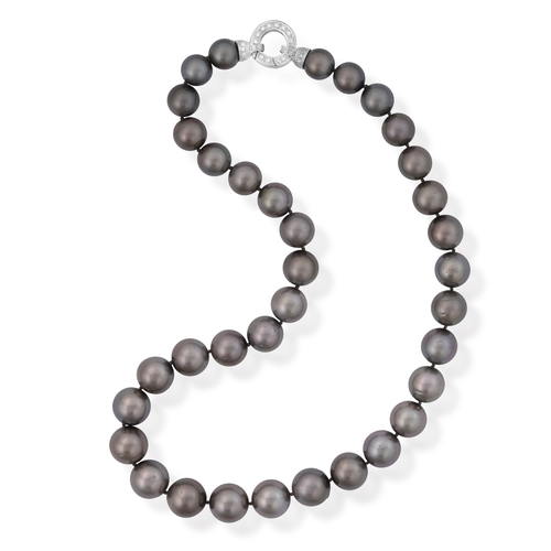 203 - A CULTURED PEARL NECKLACE WITH DIAMOND CLASP  Composed of a single row of round-shaped Tahitian cult... 