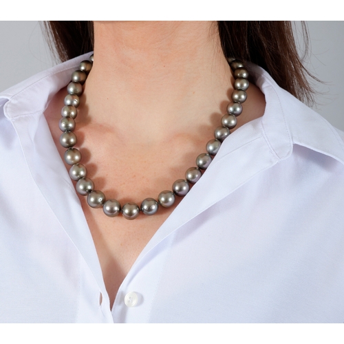 203 - A CULTURED PEARL NECKLACE WITH DIAMOND CLASP  Composed of a single row of round-shaped Tahitian cult... 