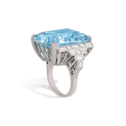 45 - A FINE ART DECO AQUAMARINE AND DIAMOND COCKTAIL RING, CIRCA 1925-30  The rectangular-cut aquamarine ... 